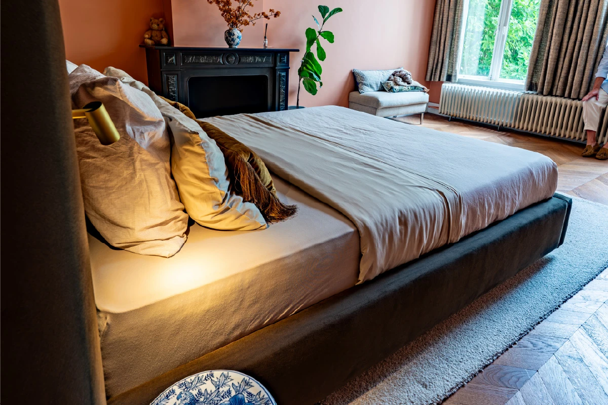 Luxe bed Formosa, gezien vanaf de achterzijde van de slaapkamer