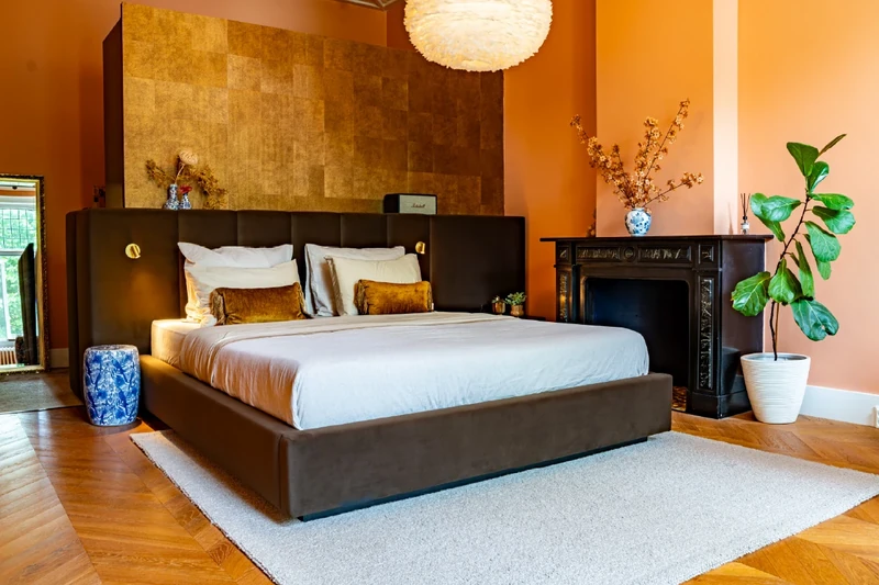 Luxe bed Formosa in een moderne slaapkamer van een grachtenpand