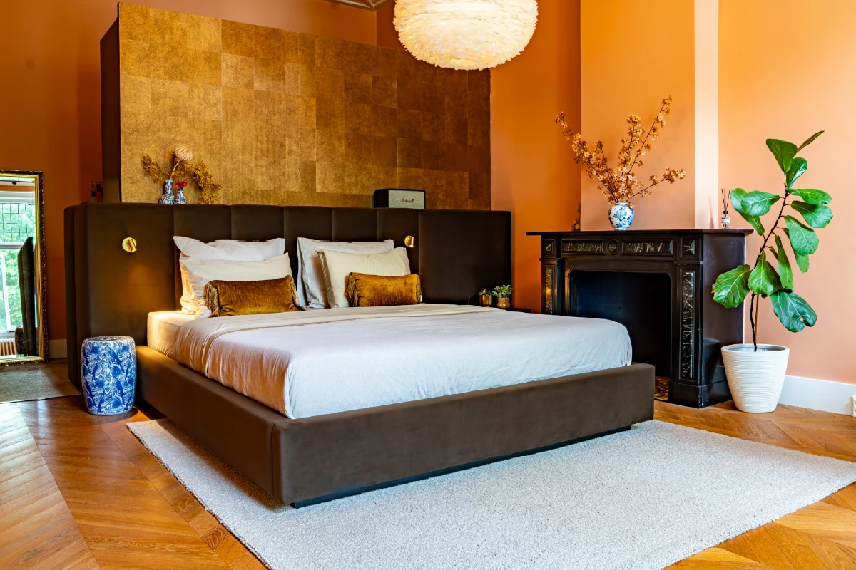 Luxe bed Formosa in een moderne slaapkamer van een eeuwenoud grachtenpand