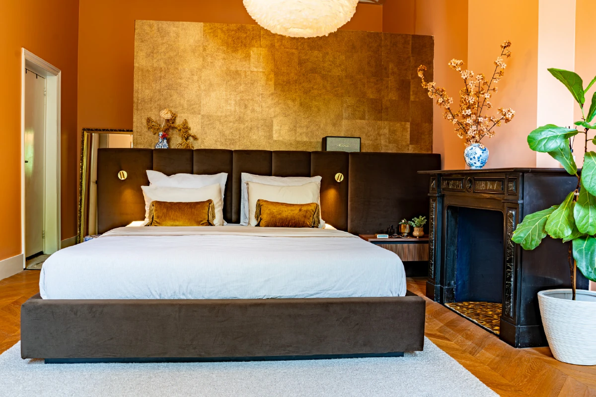 Luxe bed Formosa met breed hoofdpaneel — vooraanzicht