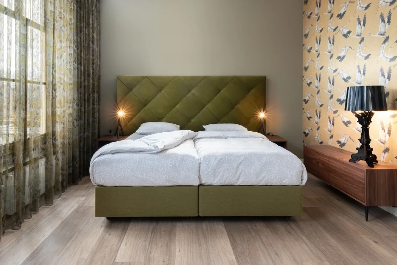 Luxe Seniorenbed Finotôre met gecapitonneerd hoofdpaneel