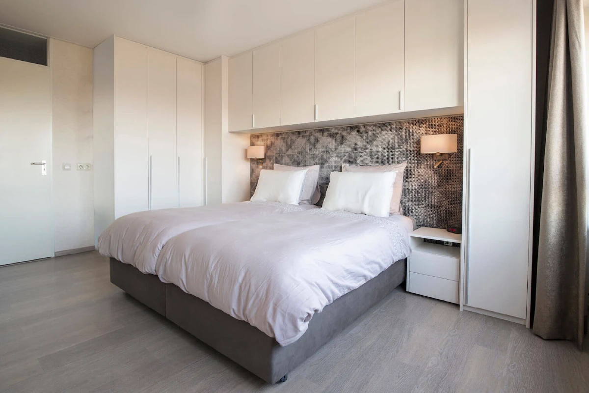 De luxe slaapkamer van Ruud en Magda met bed en kastombouw