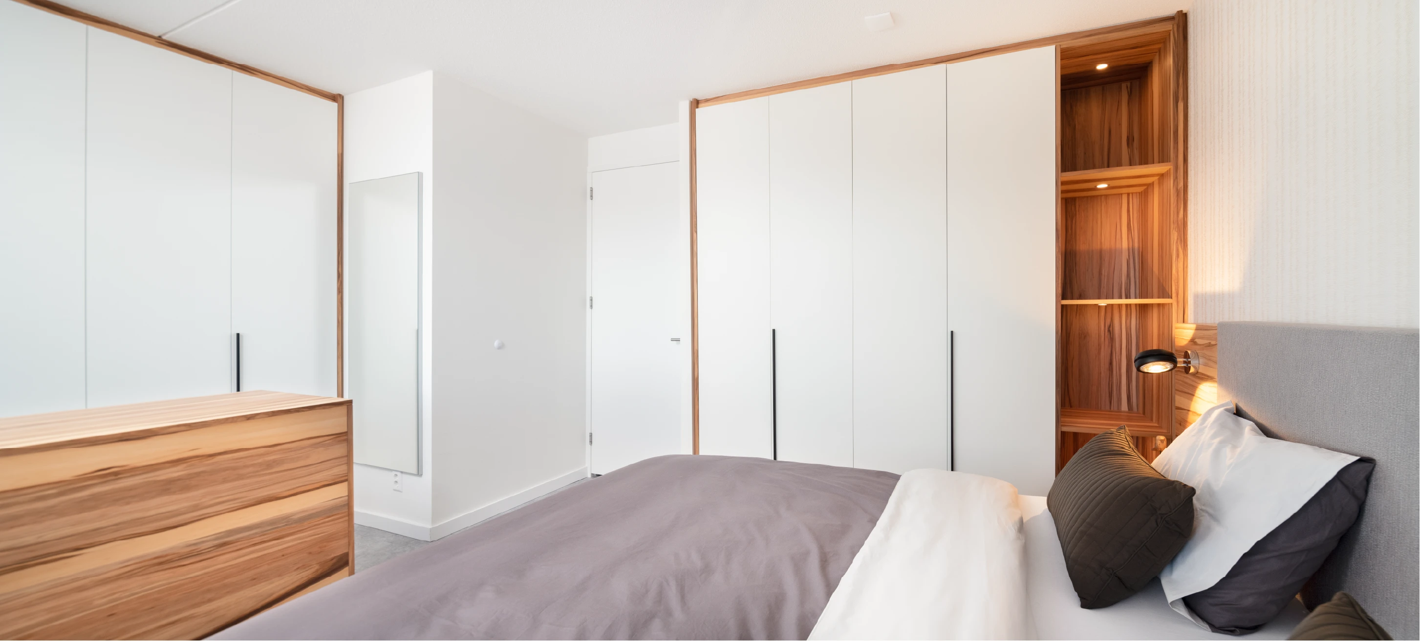 Luxe slaapkamer met inbouwkasten en TV-meubel