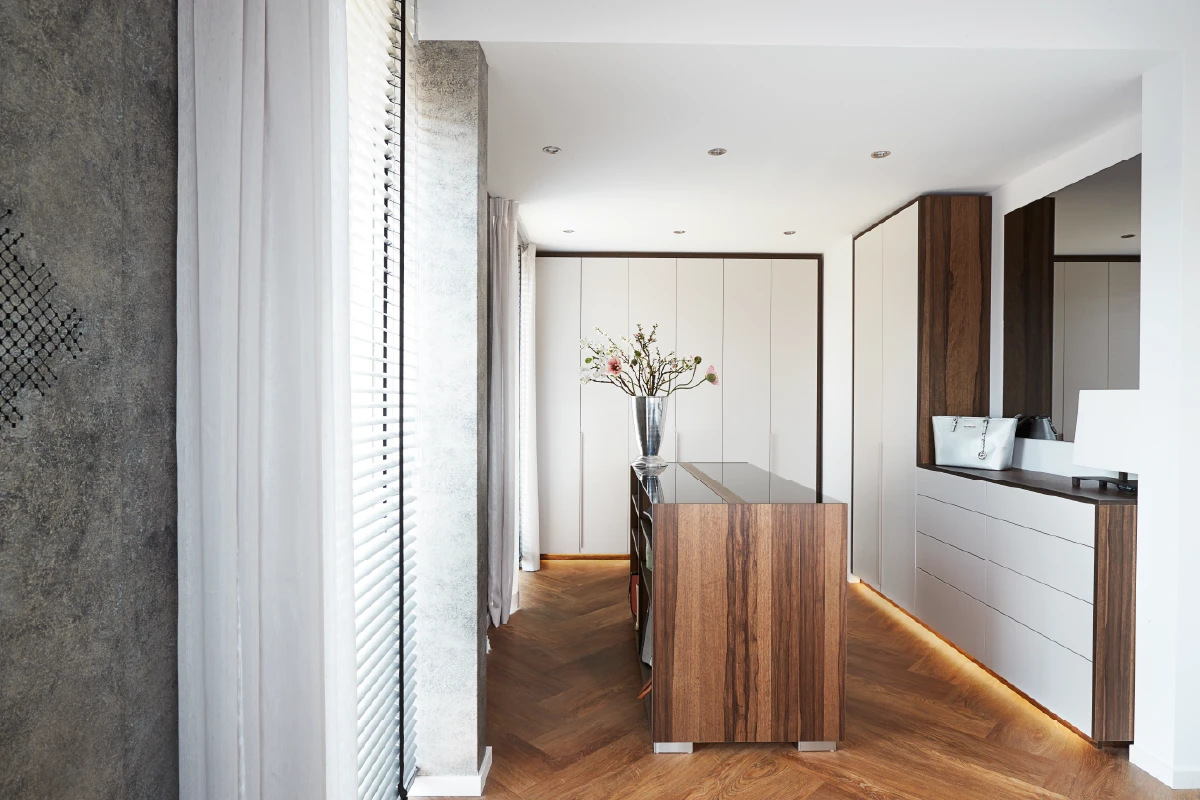 Luxe slaapkamer in hotelstijl met kastenwand en inloopgedeelte