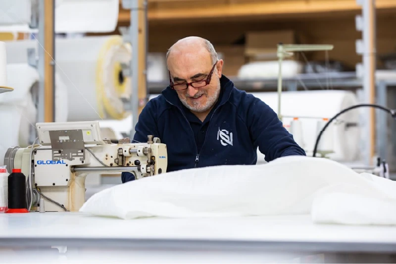 Een matras met de hand opbouwen in het atelier