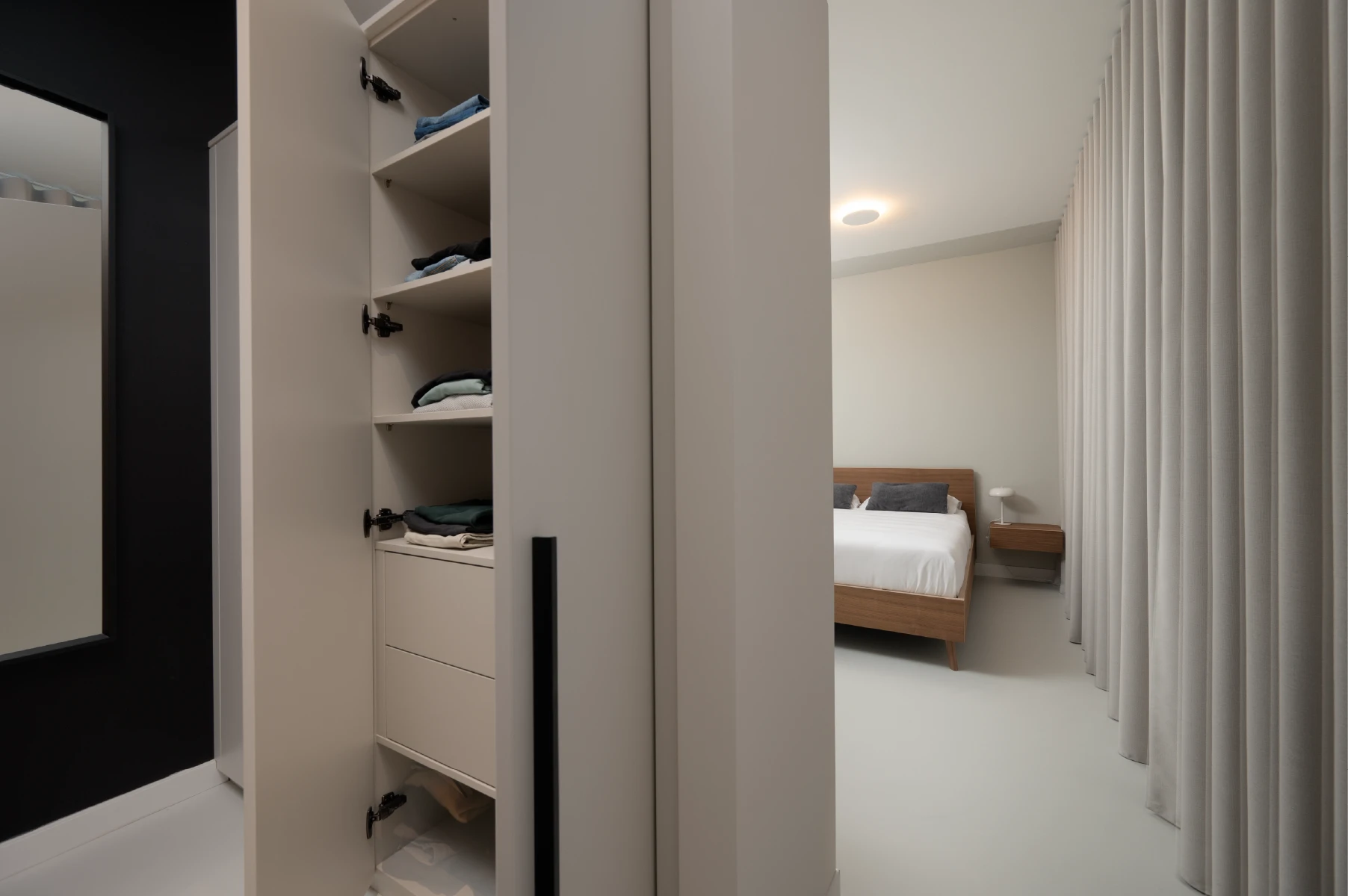 Moderne slaapkamer met inloopkast