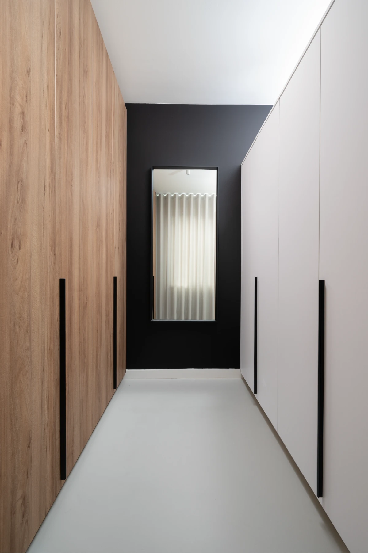 Moderne slaapkamer met inloopkast