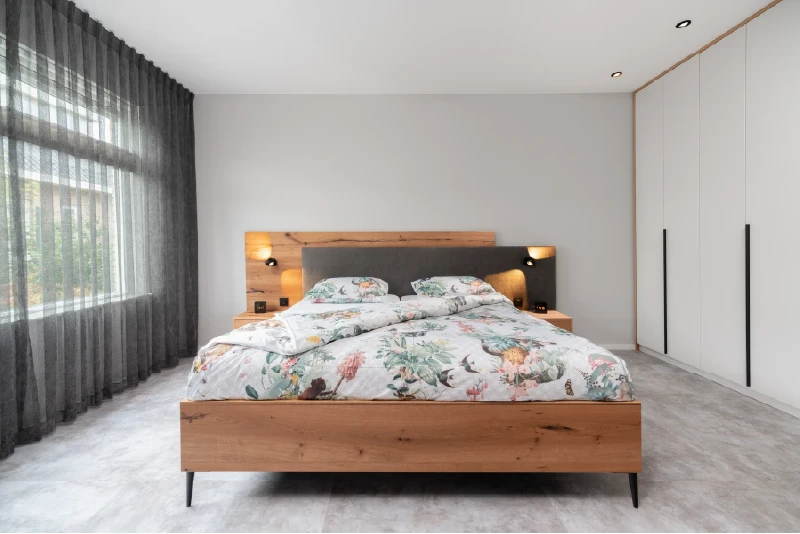 Moderne slaapkamer met houten bed