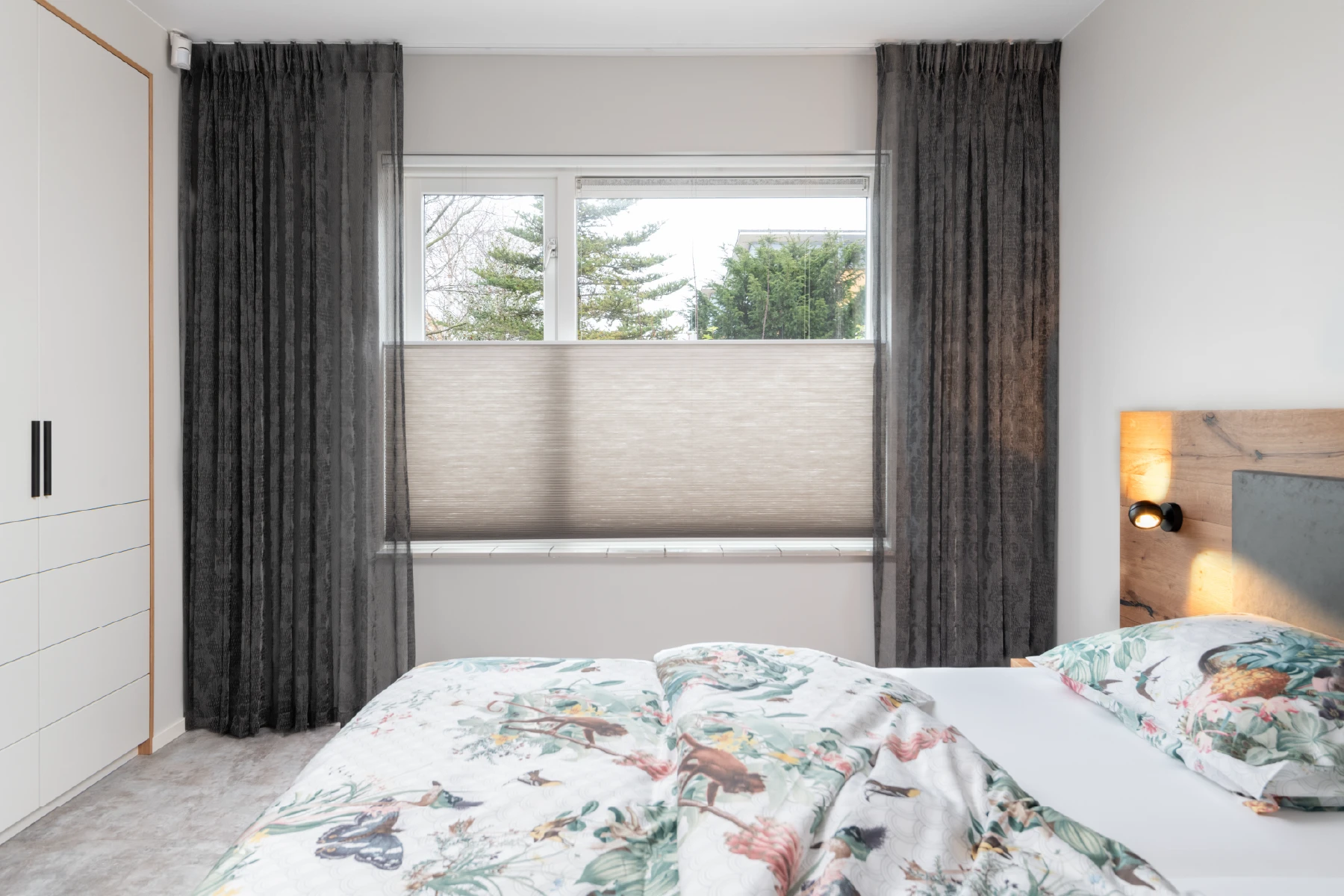 Moderne slaapkamer met houten bed