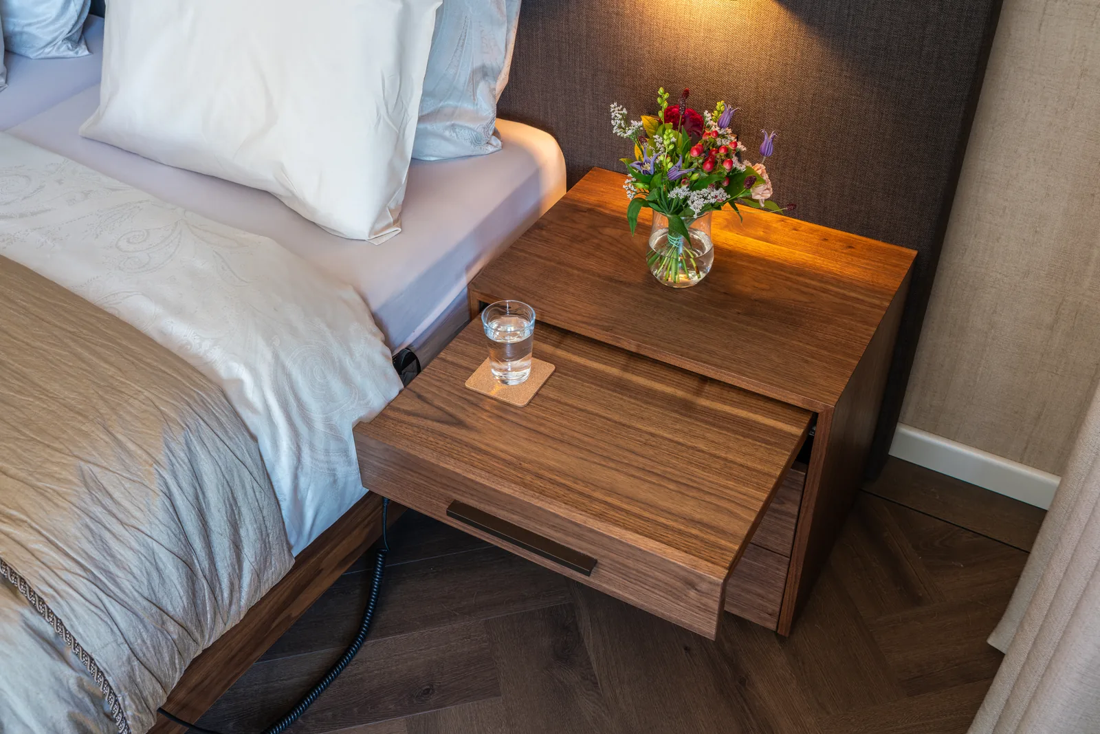 Nachtkastje Duo Pezze hout met uitschuifbare planchet