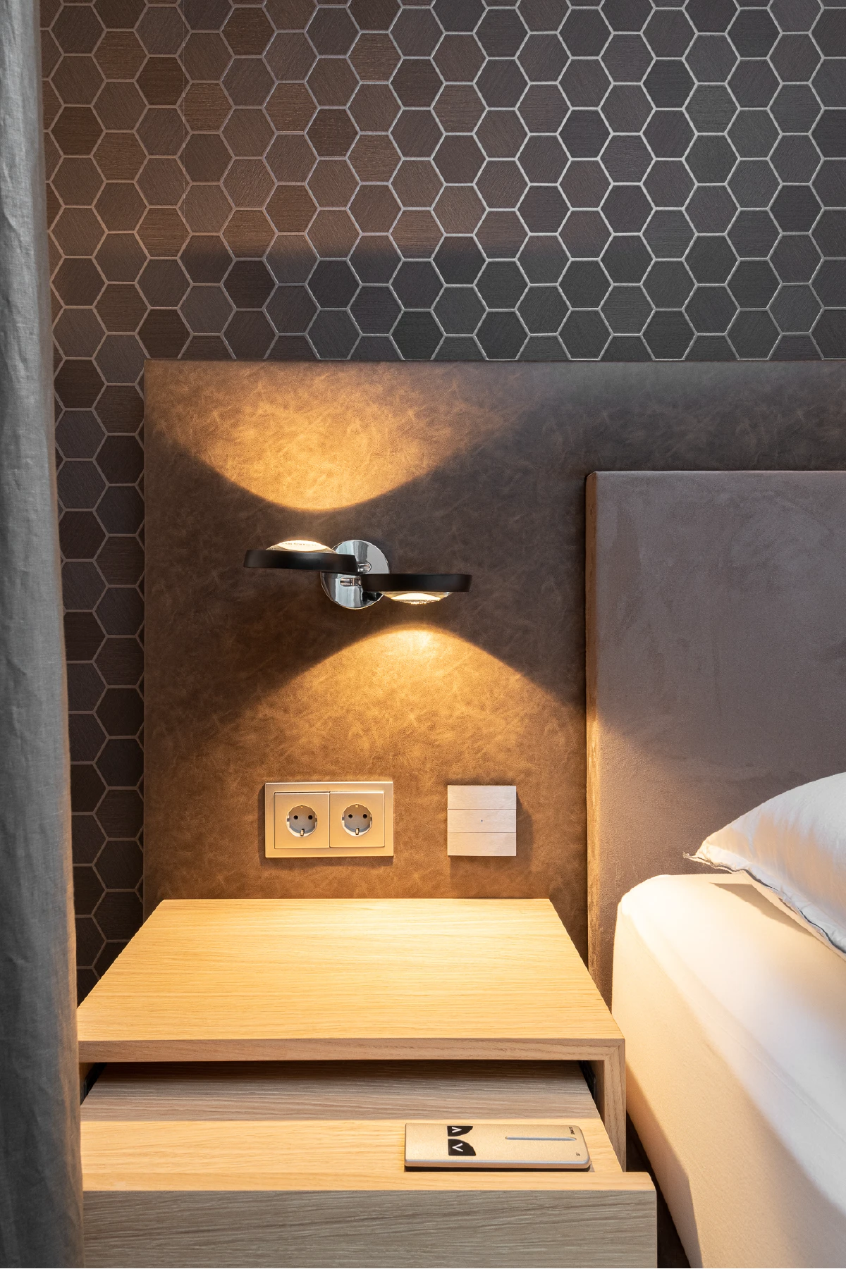 Hotelchique slaapkamer met hoog laag bed