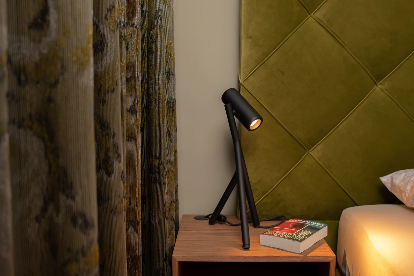 Bedlamp en nachtkastje Finotôre — sfeer