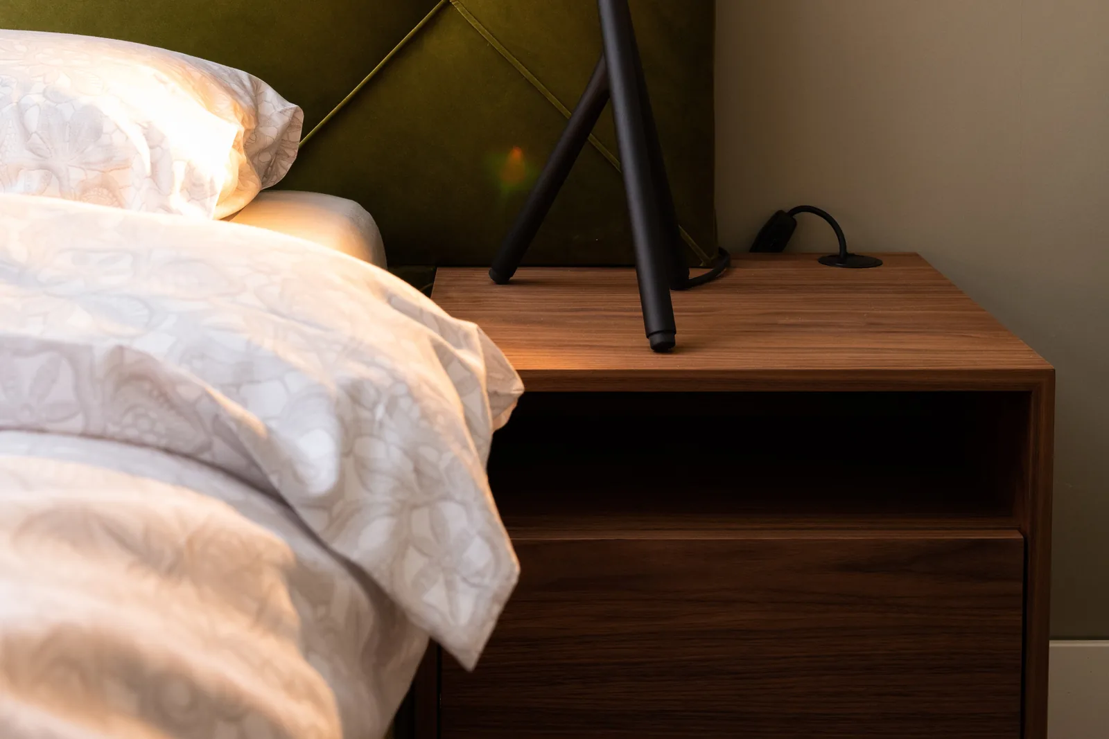 Zwevend nachtkastje Finotôre met bedlamp