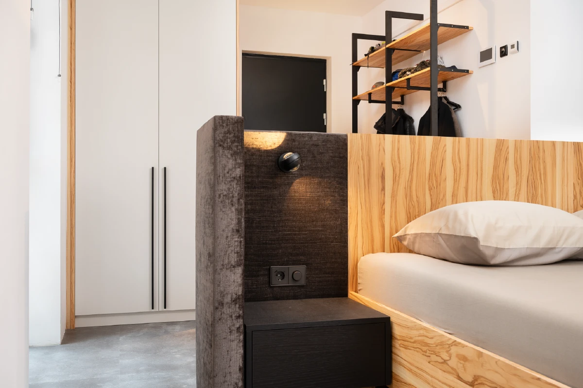 Loft slaapkamer met houten design bed