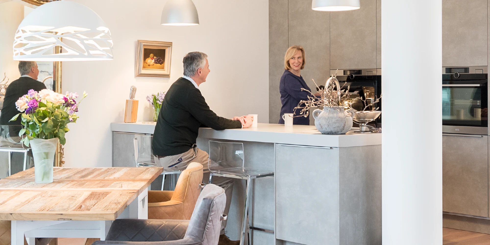 Nicole en Cees in hun slaapkamer met inbouwkasten op maat