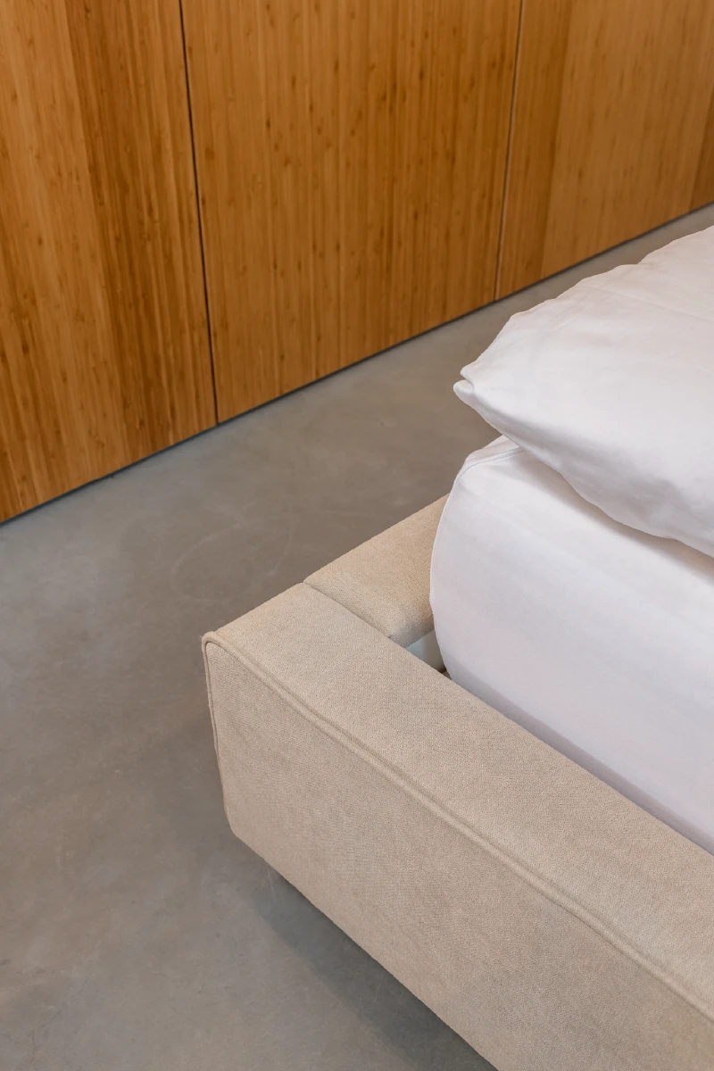 Brede gestoffeerde omranding van het zwevend design bed