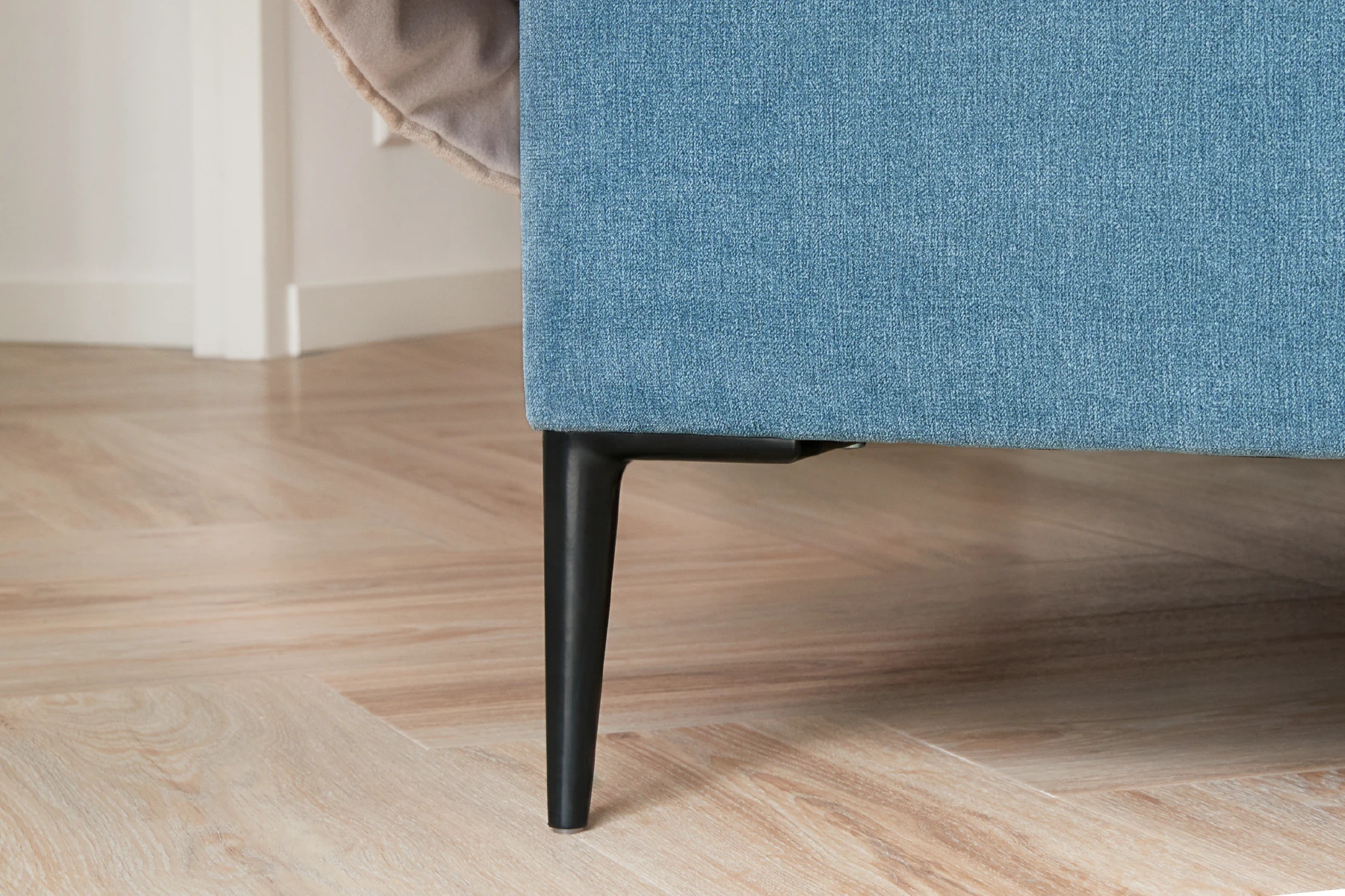 Slaapkamer met inloopkast achter bed
