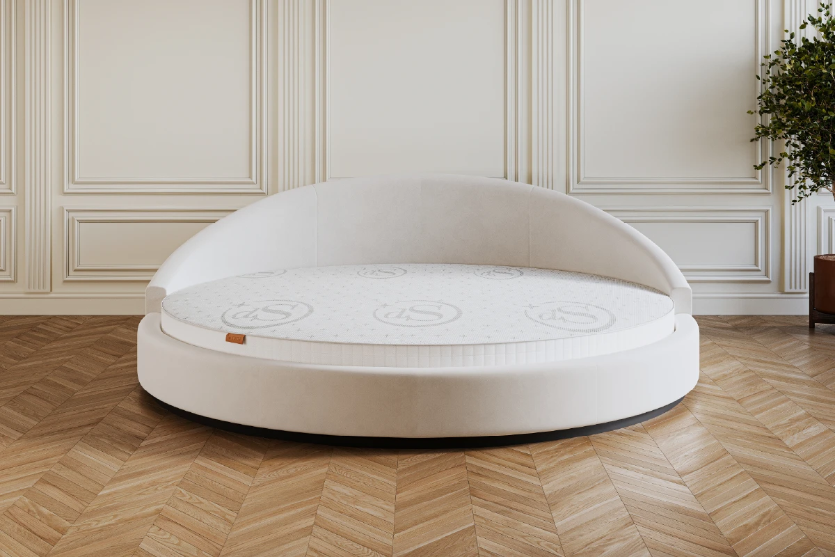 Rond bed als blikvanger in een ruime slaapkamer