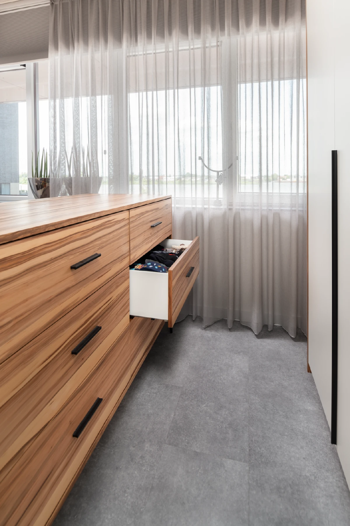 Luxe slaapkamer met inbouwkasten en TV-meubel