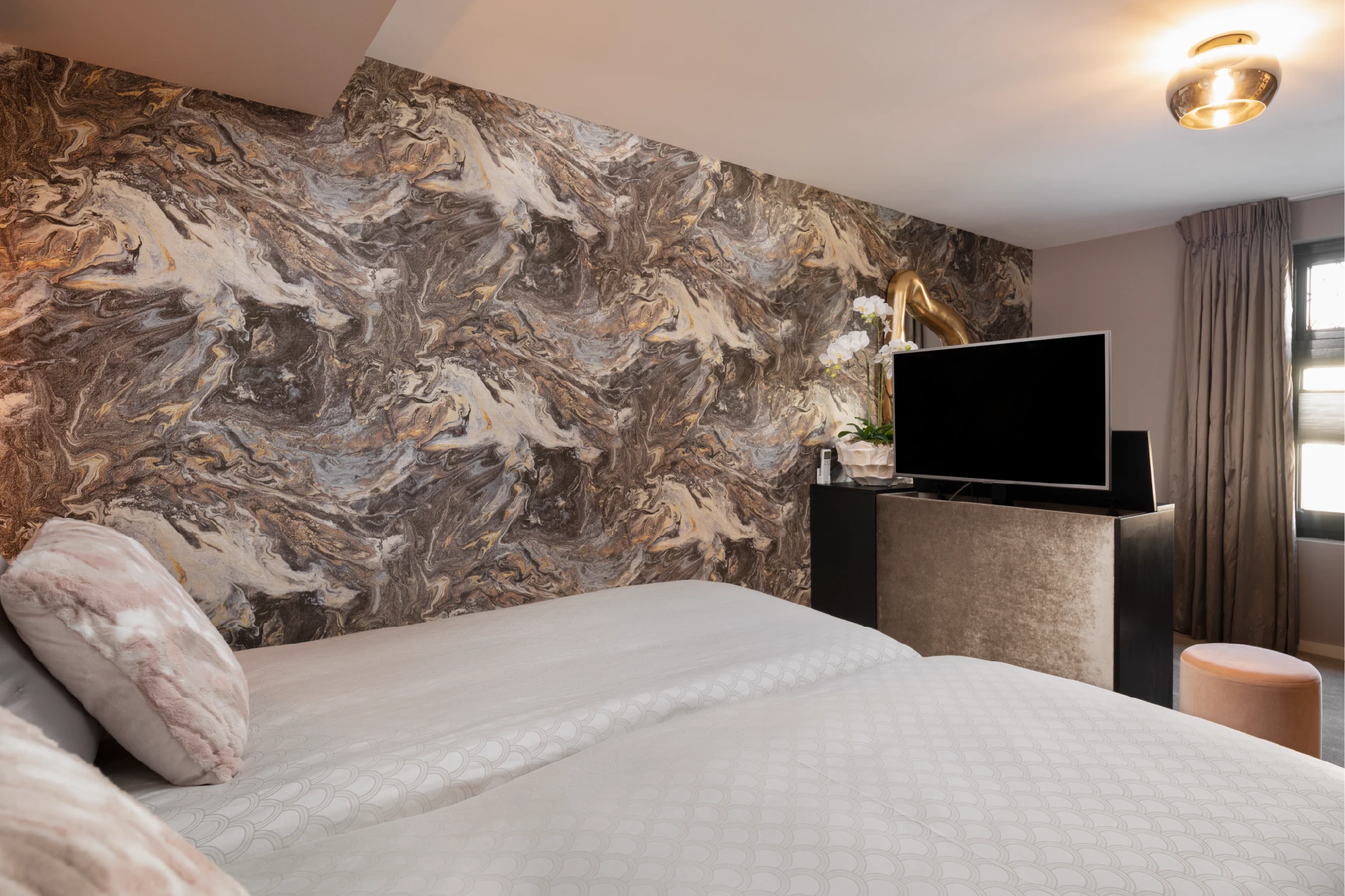Hotelchique slaapkamer met inloopkast