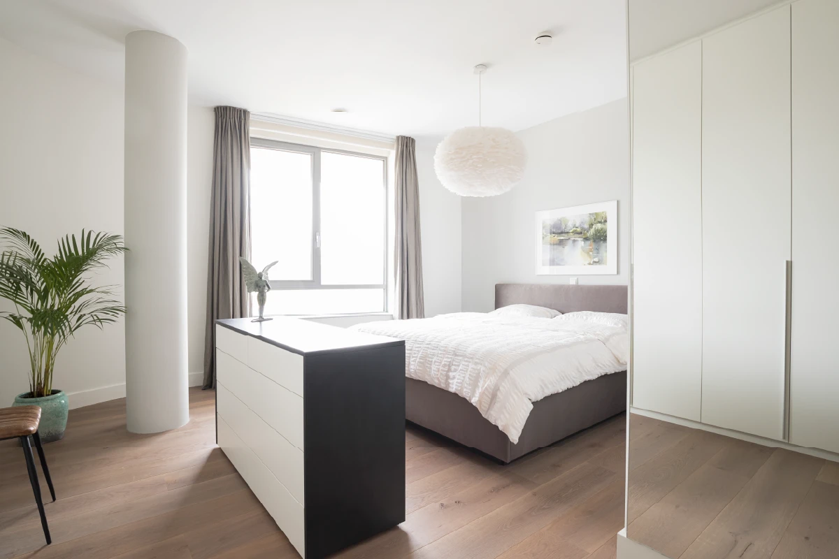 Ruime slaapkamer in het lichte appartement van Nicole en Cees