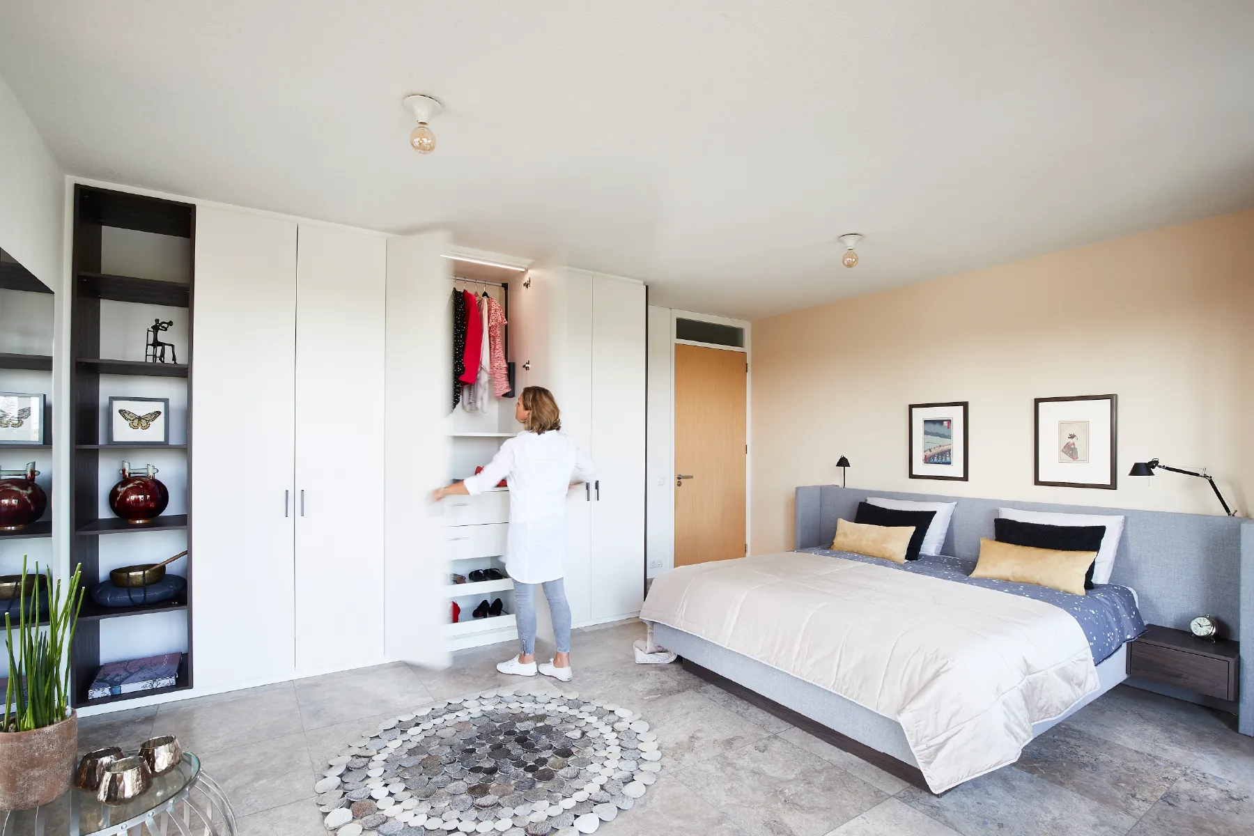 Open inbouwkast op maat met indeling van planken, hangruimte en lades