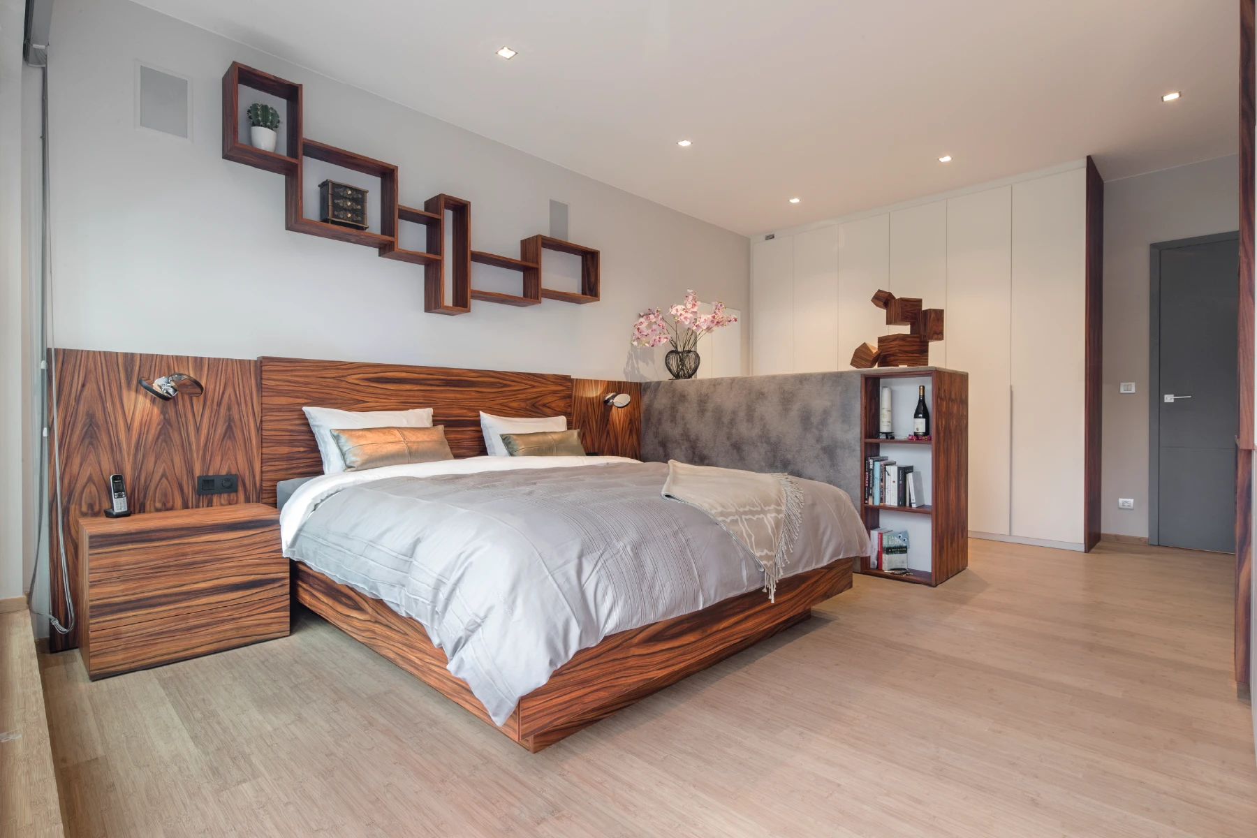 Complete slaapkamer met houten bed en maatwerk kasten in palissander santos