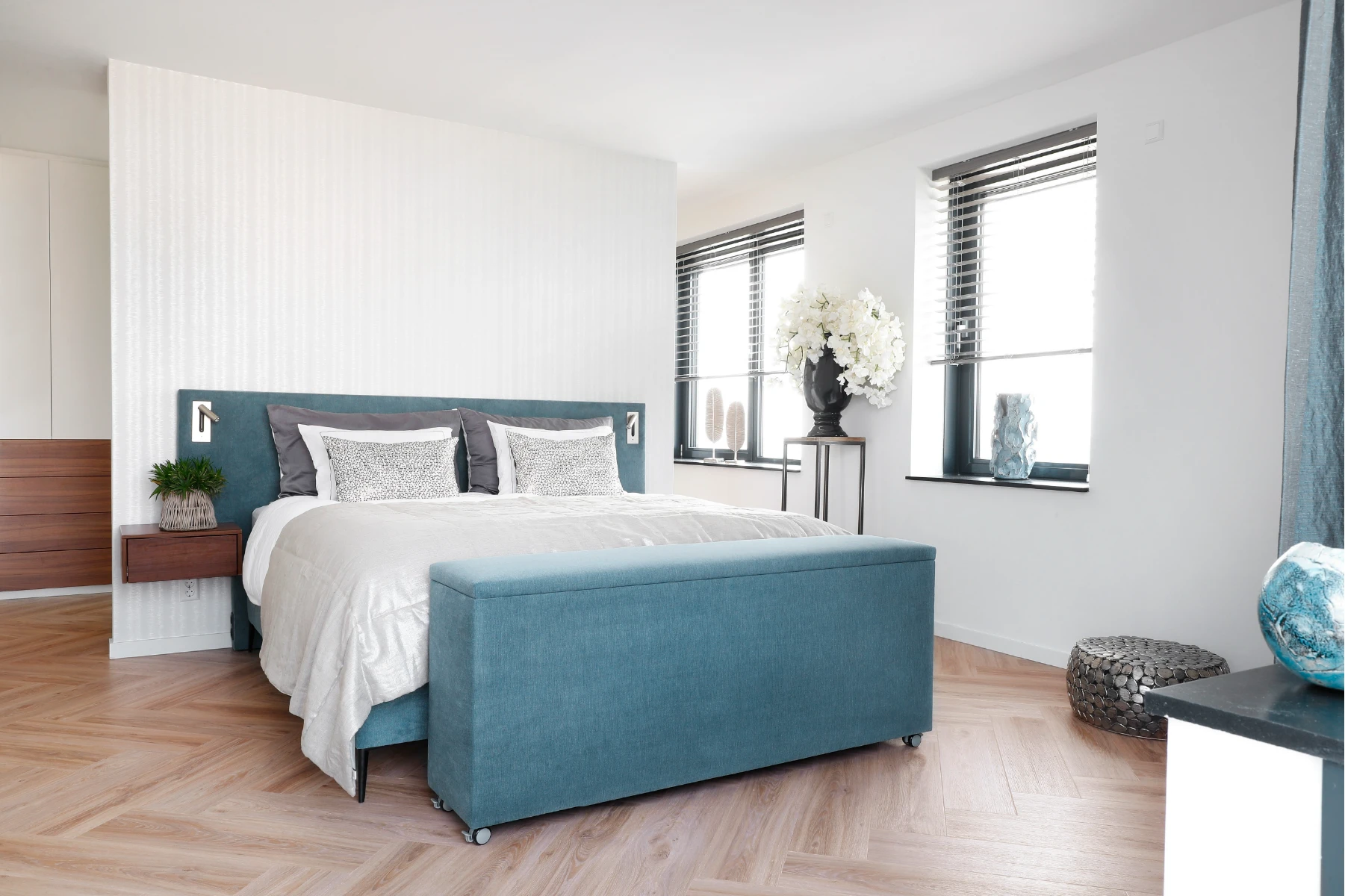 Slaapkamer met inloopkast achter bed