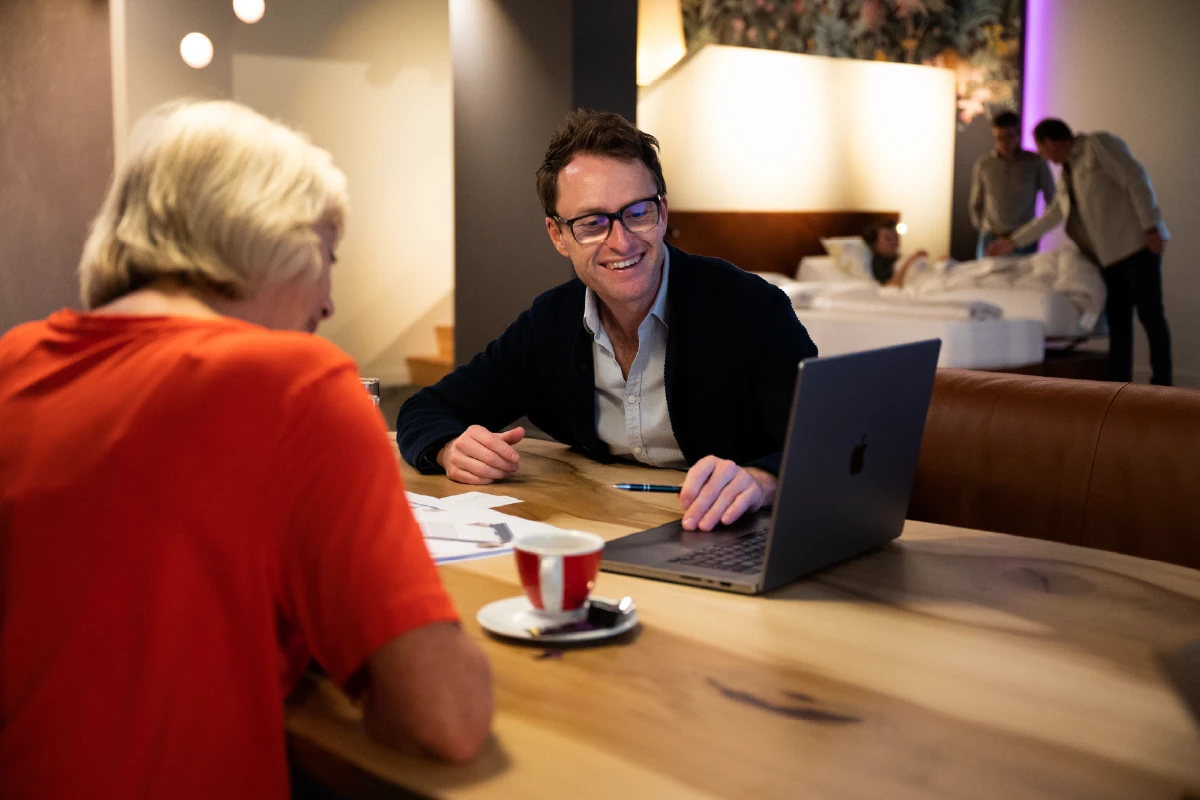 Bart van De Suite werkt een slaapkamerontwerp uit