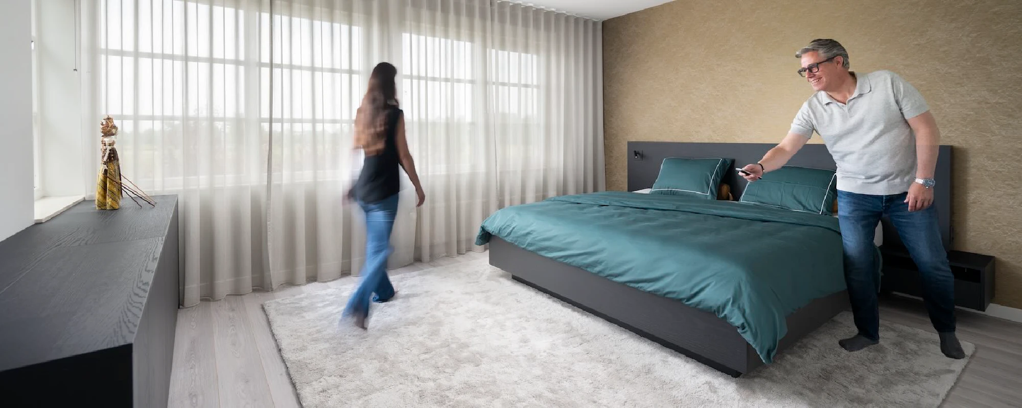 Slaapkamer met zwart houten design bed
