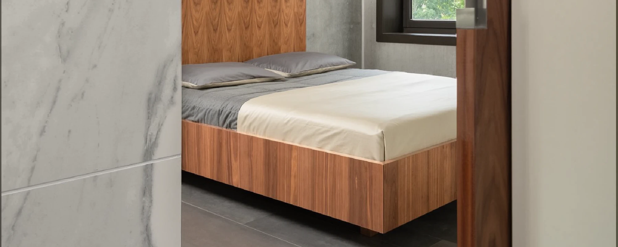 Zwevend bed van hout in de slaapkamer