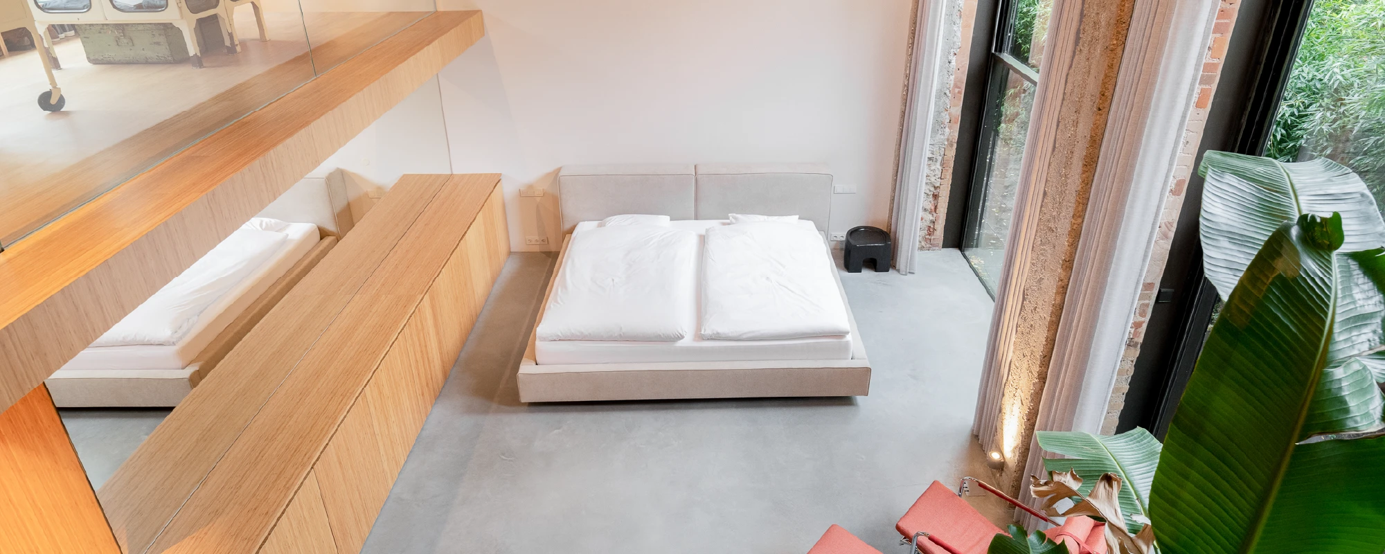 Zwevend design bed in moderne slaapkamer