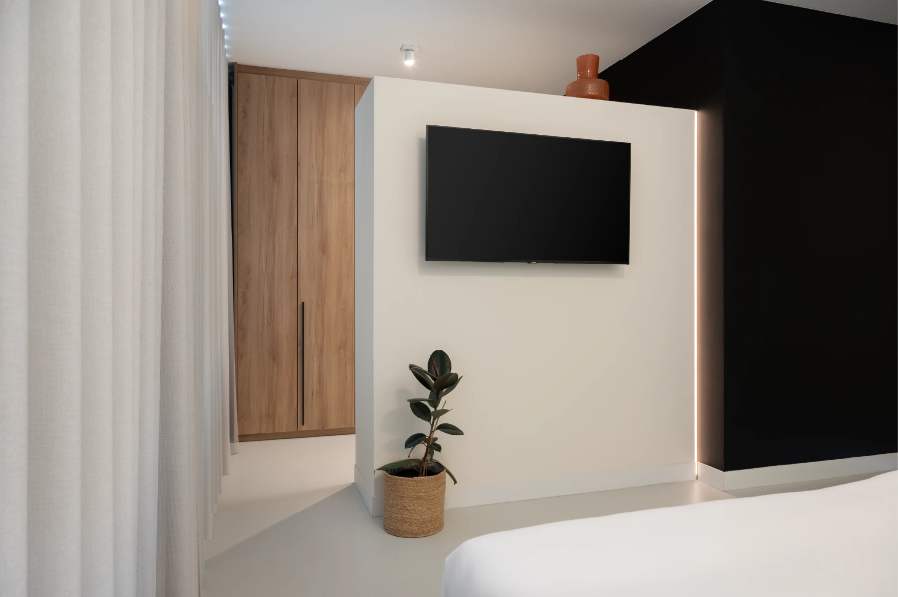 Moderne slaapkamer met inloopkast