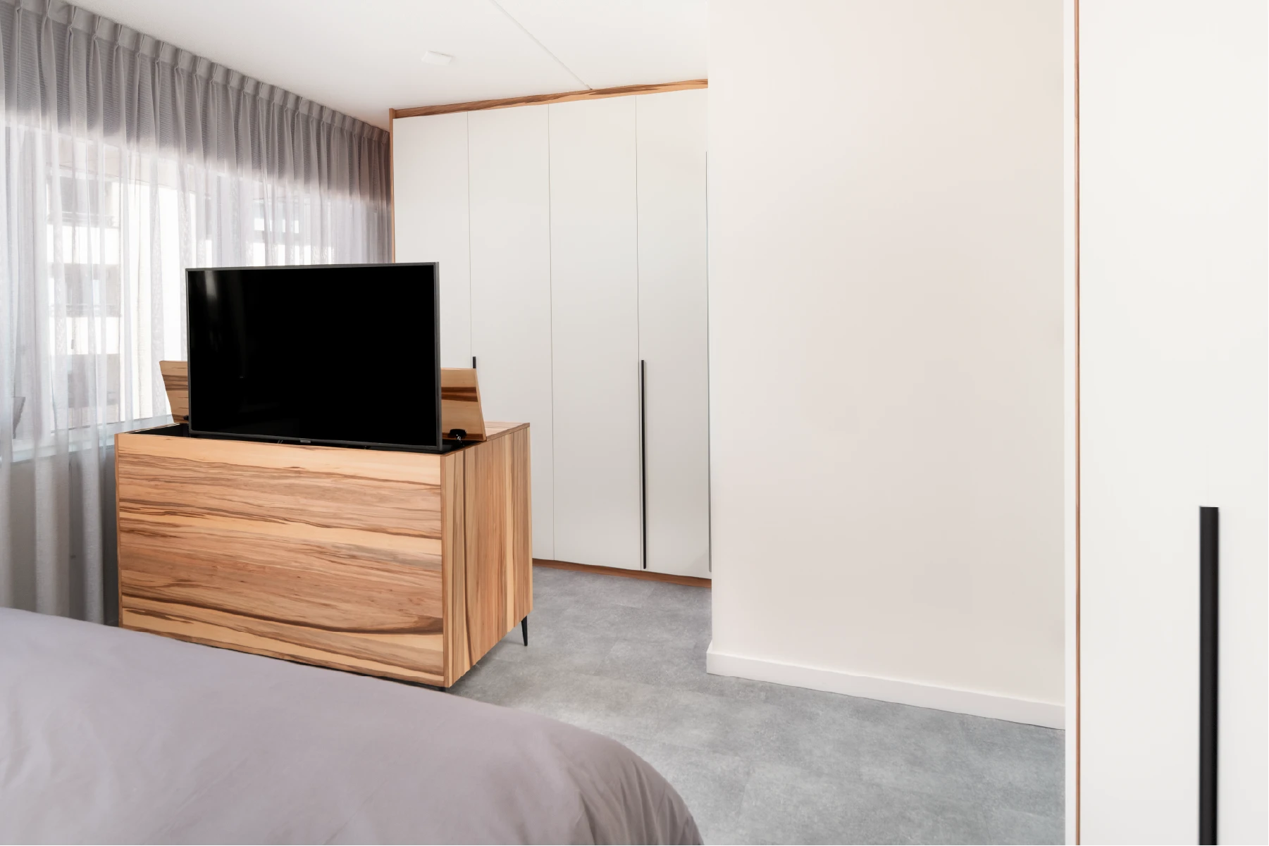 Luxe slaapkamer met inbouwkasten en TV-meubel