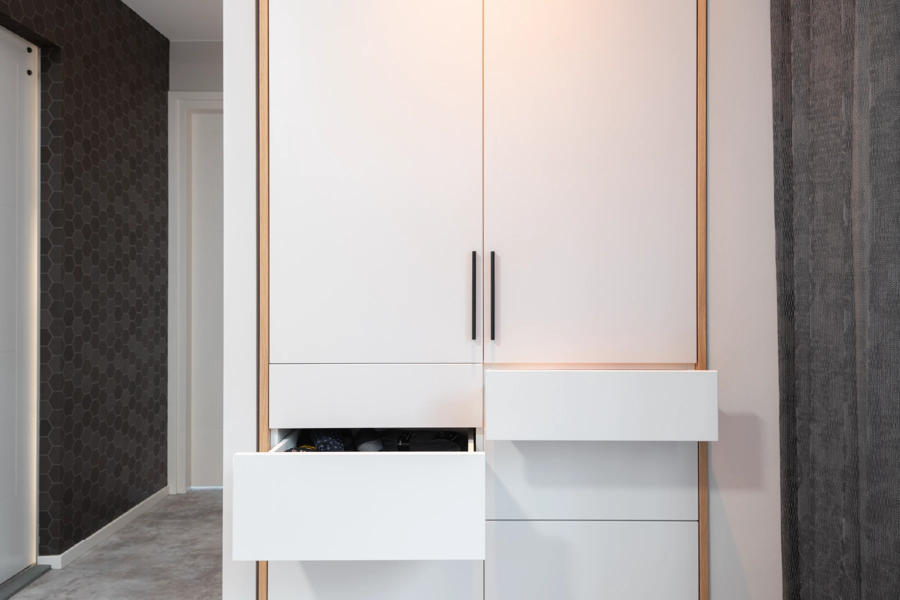 Moderne slaapkamer met houten bed