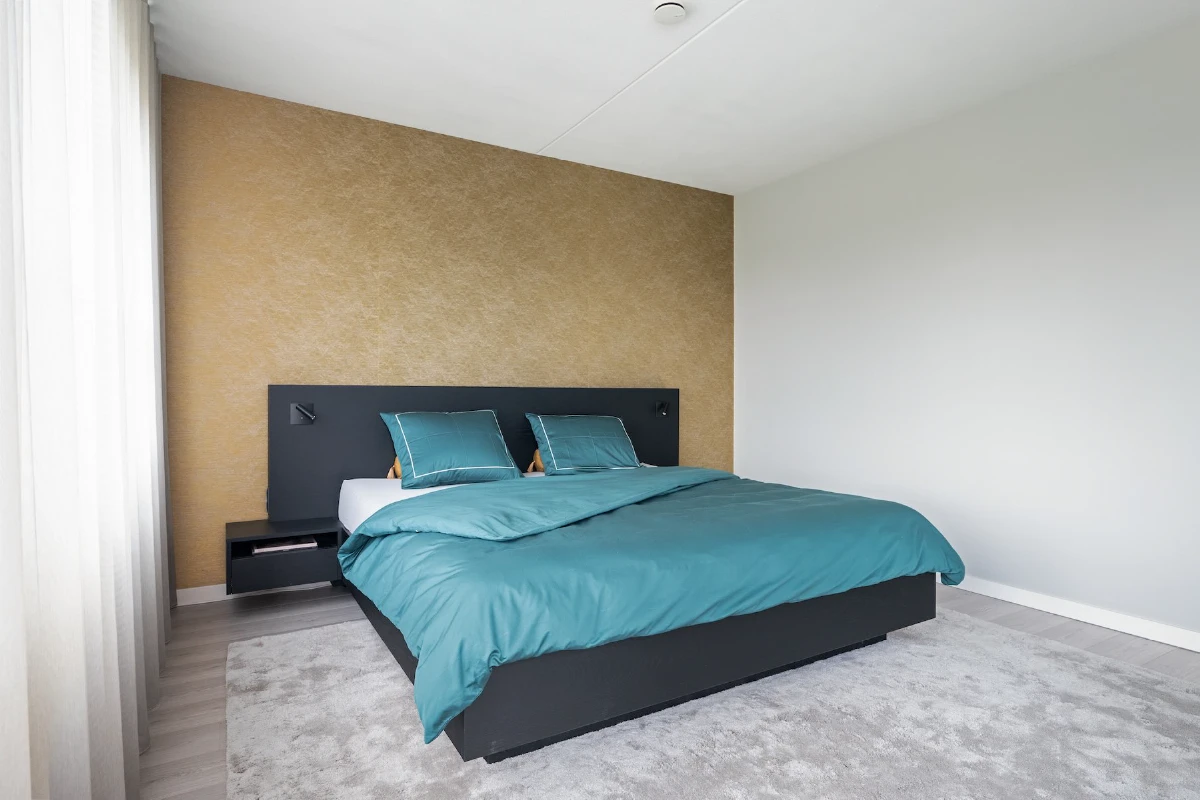 Zwart houten design bed in zwart eiken