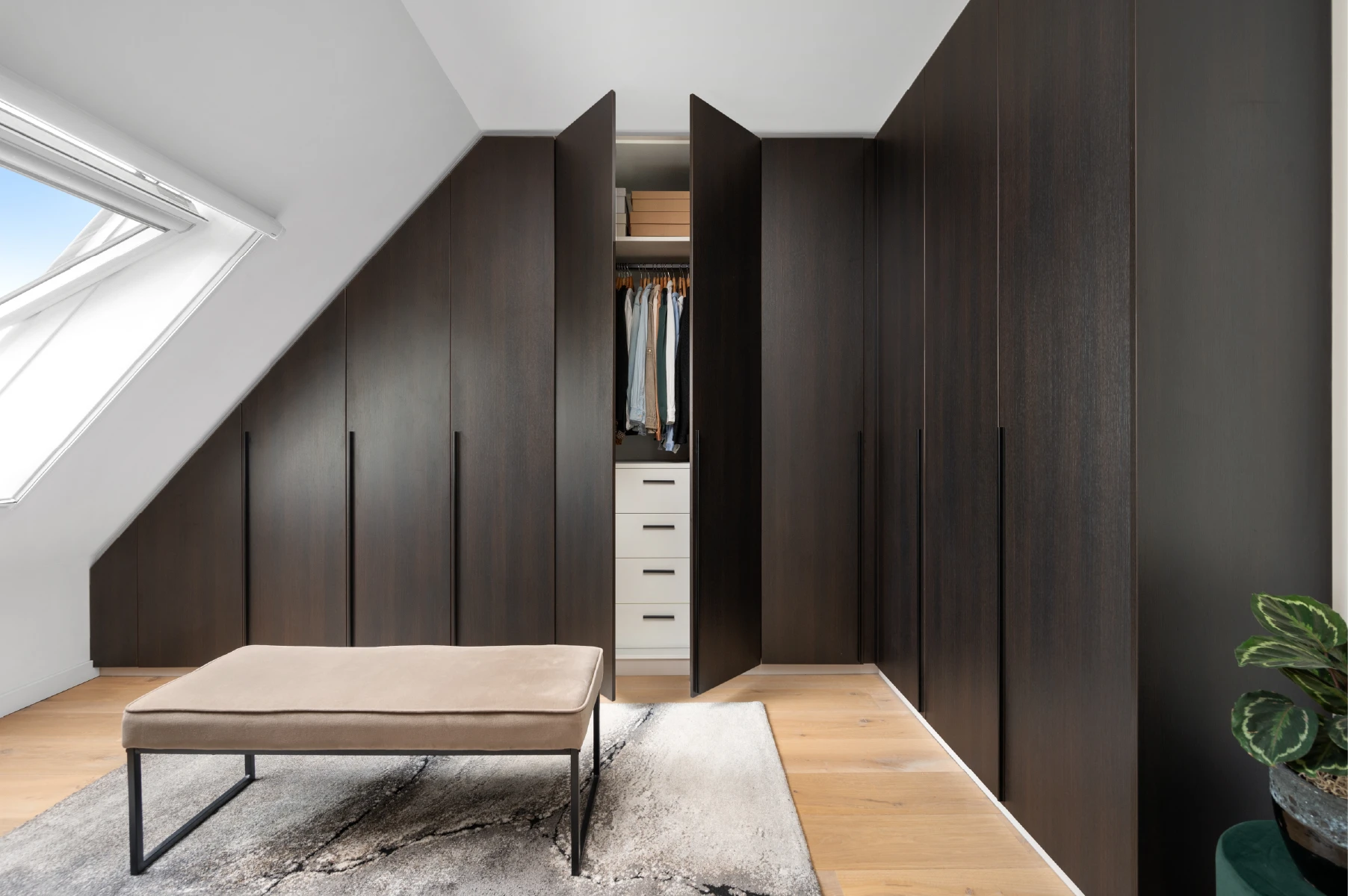Hotel chique slaapkamer met luxe bed en inloopkast