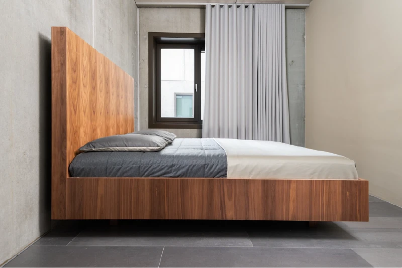 Zwevend bed van hout