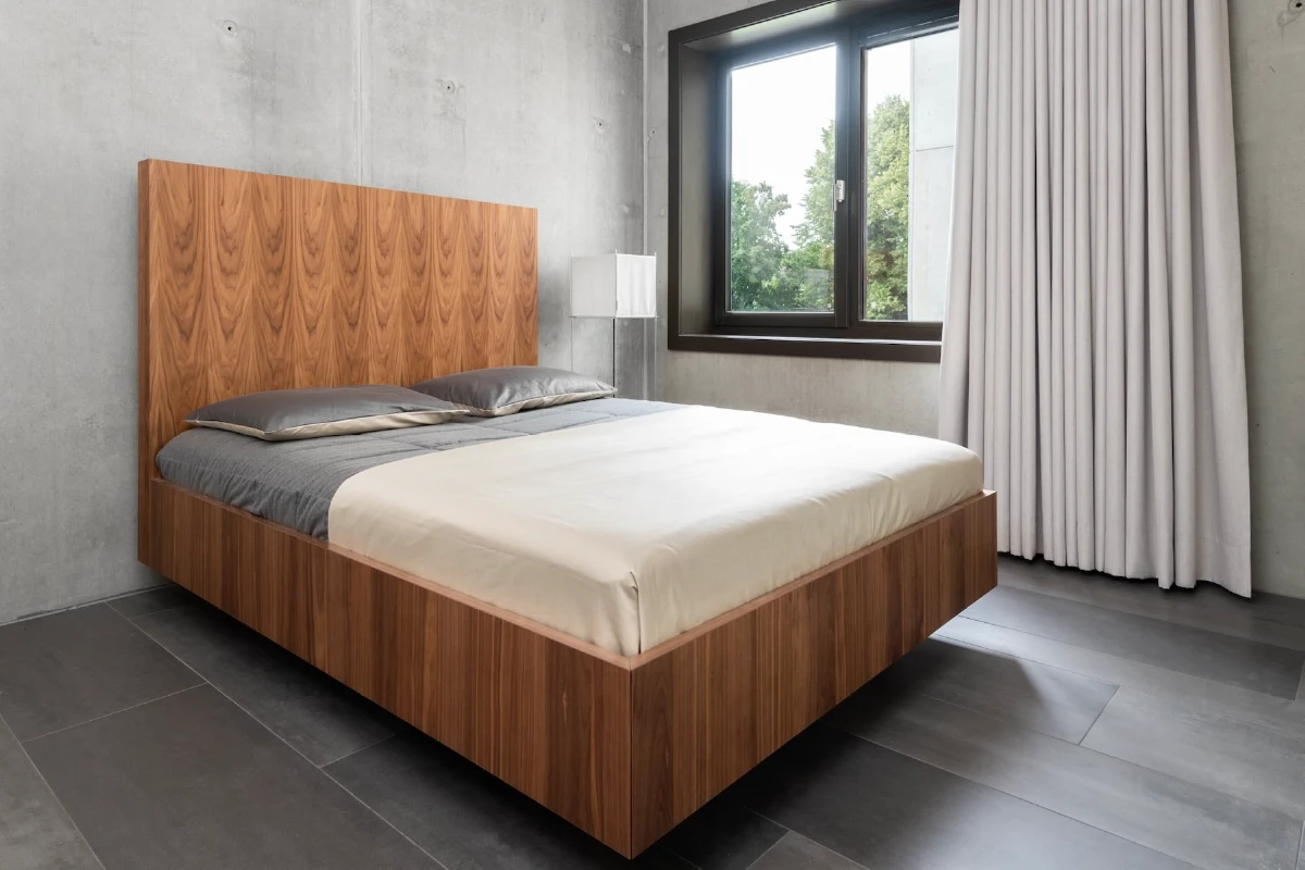Zwevend bed van hout in noten