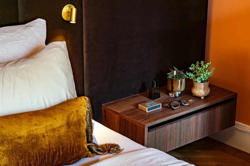 Zwevend nachtkastje bij het luxe bed Formosa